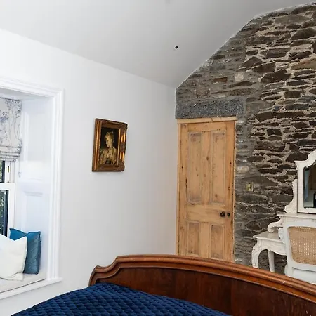 Lil's Cottage, *